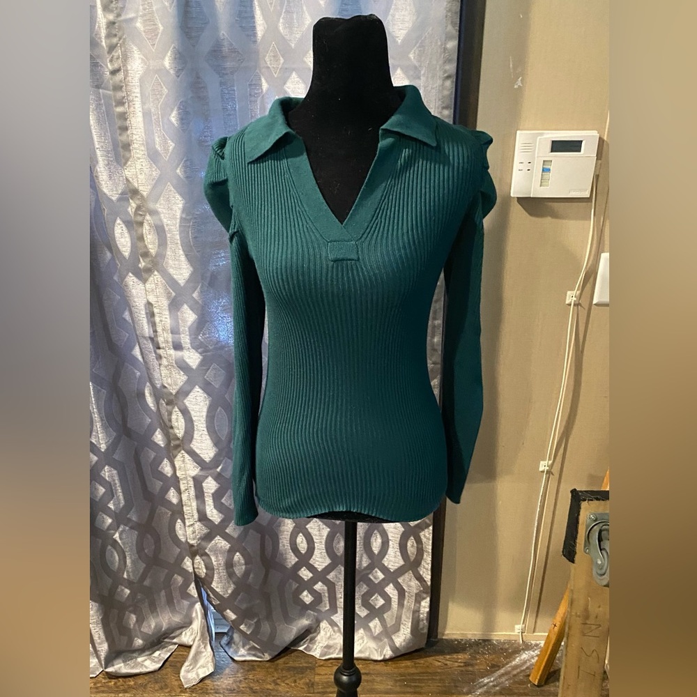 Ladies Almost Famous Green V-Neck Ribbed Sweater Size Small